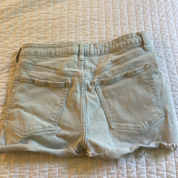 Woman’s old navy ripped Jean shorts - Picture 4 of 4